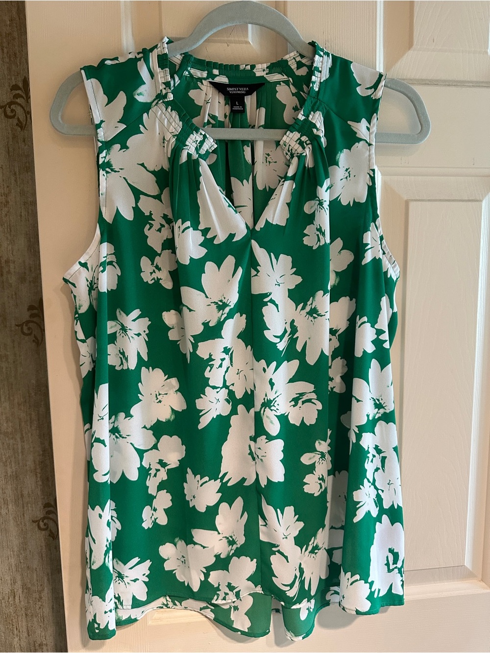 Never worn, Vera Wang, kelly green and white sleeveless top